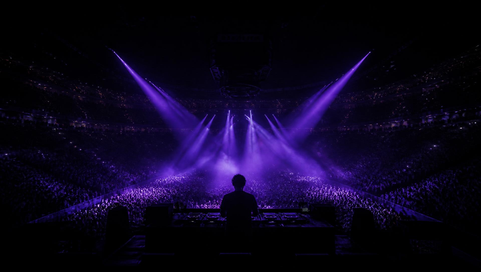 Cobertura de evento en vivo con luces violeta
